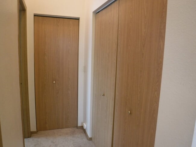 Building Photo - Townhouse with a private yard