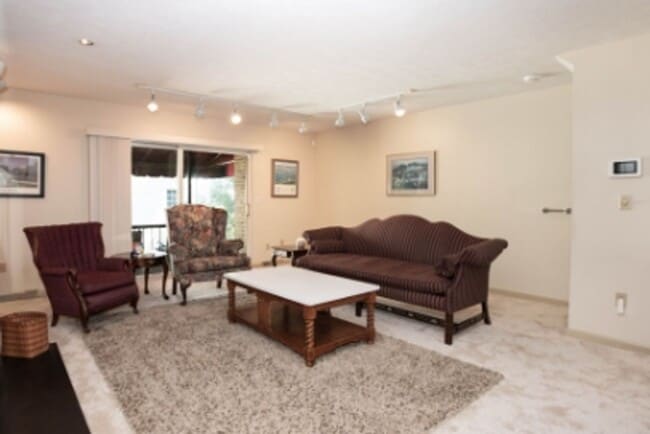 Building Photo - 804 Fairways Dr