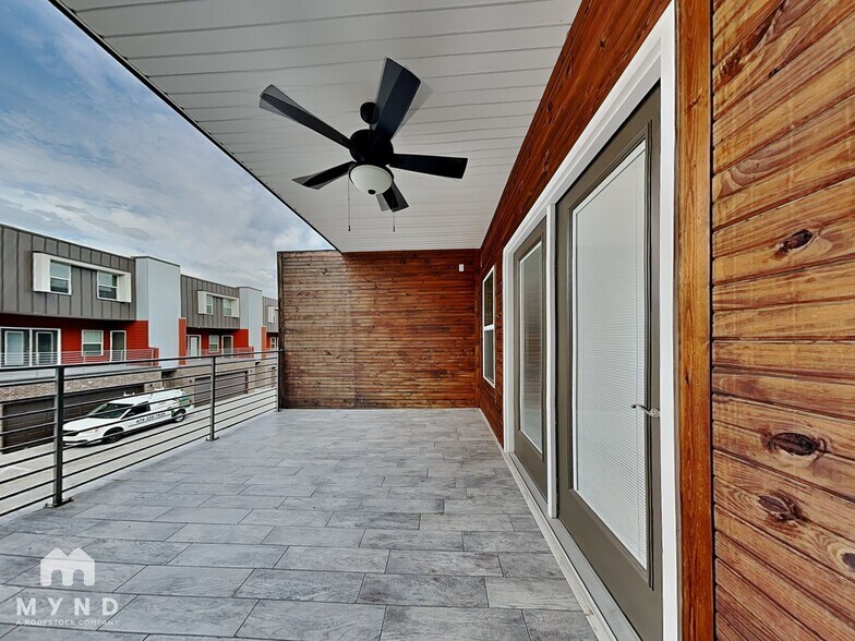 Building Photo - 122 E Sycamore St