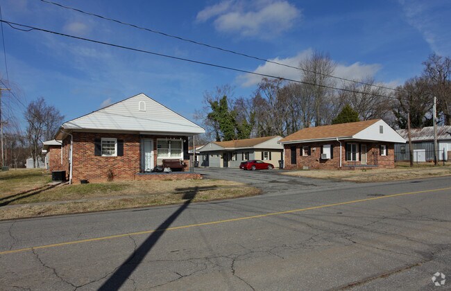 Primary Photo - 306 E Main St