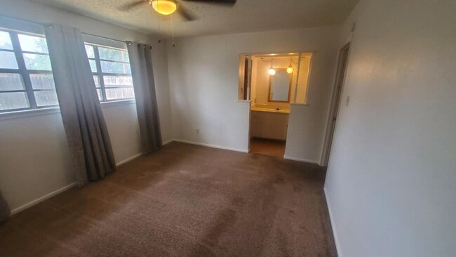 Building Photo - Centrally Located/ Convenient to Major Tho...
