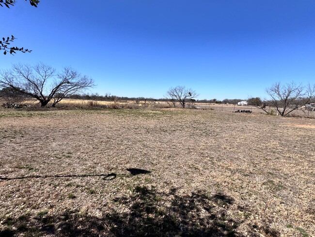 Building Photo - 3/2 on 10 Acres in Bangs