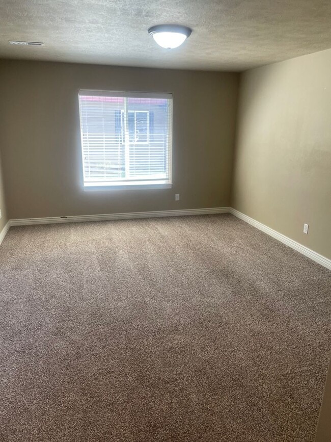 Building Photo - Beautiful 3 Bed, 1.5 Bath Townhome for Rent in The Meadows – Rexburg, ID