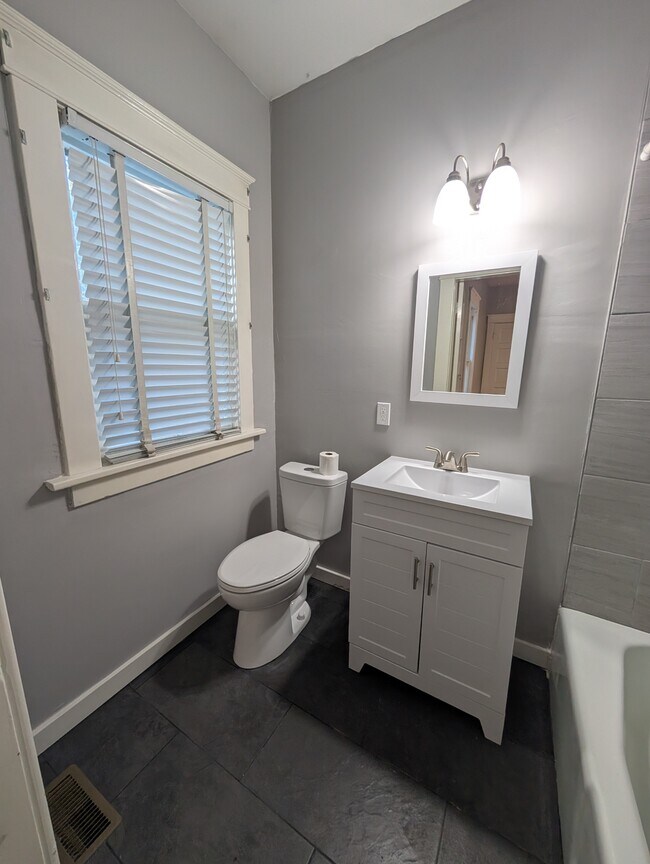 Building Photo - 528 NE Ohio Ave