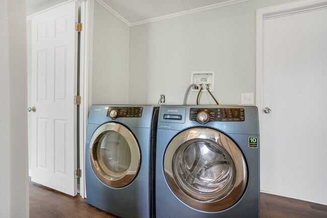 Building Photo - 6266 Magnolia Dr