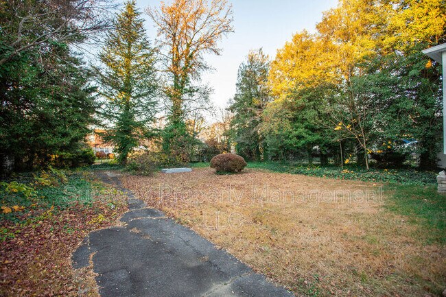 Building Photo - 5753 Rogers Ave