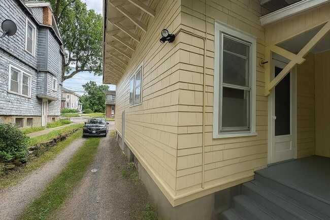 Building Photo - 915 E Colvin St