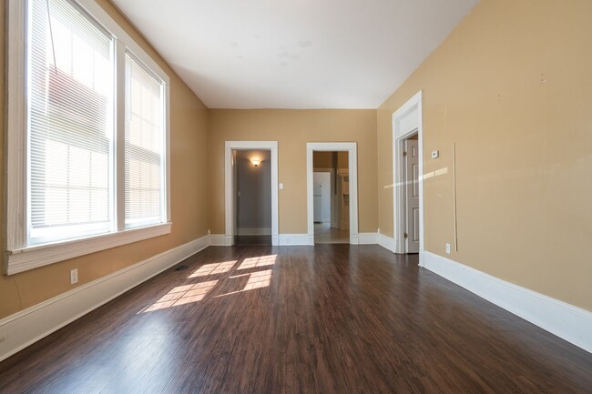 Building Photo - BEAUTIFUL Apartment in Downtown Suffolk!