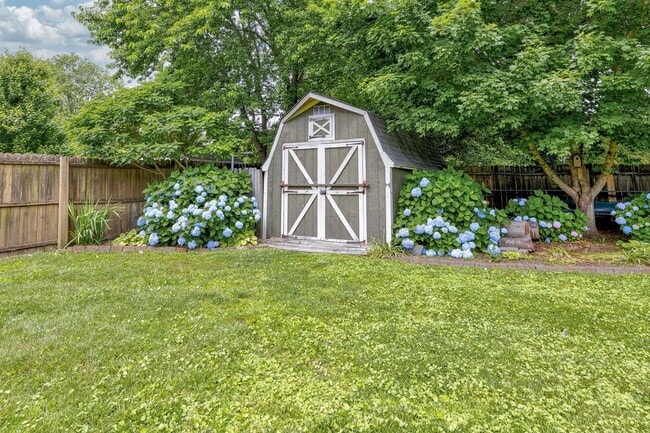 Building Photo - 3 Bedroom, Meticulously Maintained Updated...