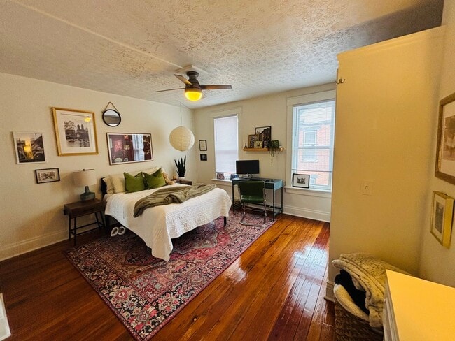 Building Photo - 2 bedroom, 2.5 bathroom brick townhouse