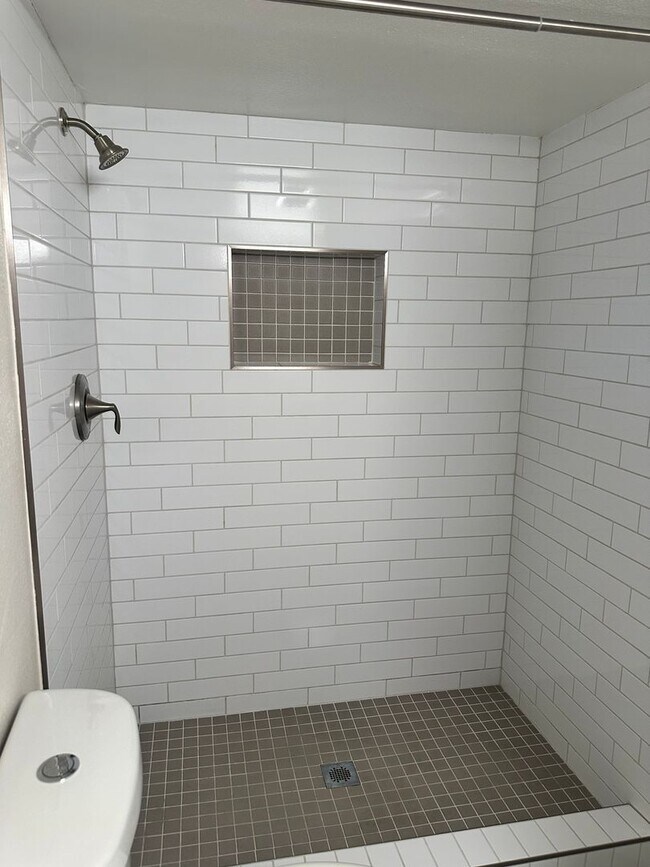 Building Photo - Stunning & Spacious 2 BR / 2.5 BA Townhome – Move-In Ready!