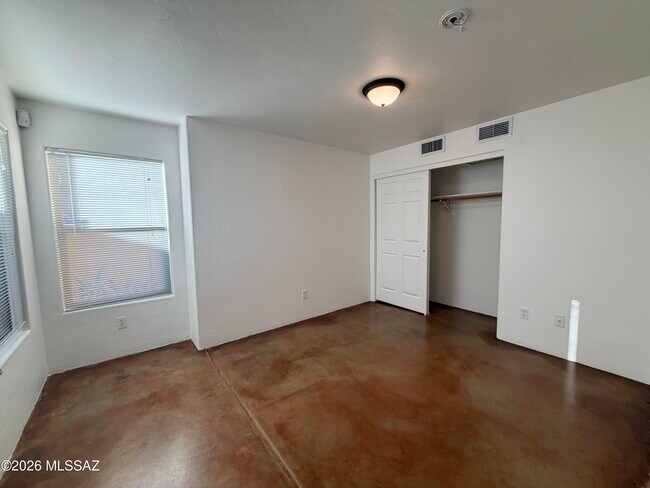 Building Photo - 1401 E English Ivy Ct