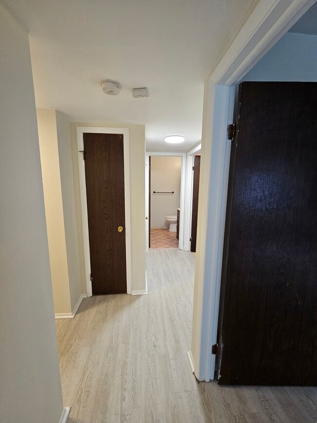Building Photo - 800 Brook Dr