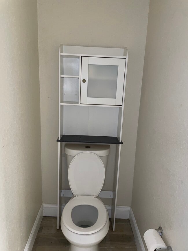 Building Photo - 2410 W Azeele St