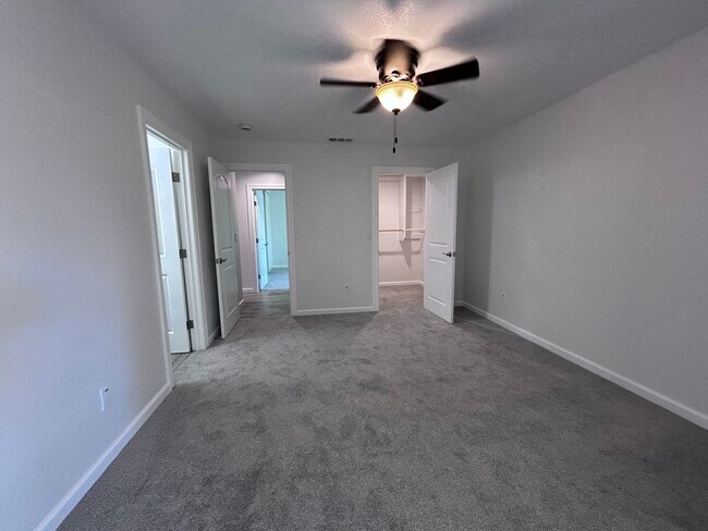 Building Photo - HALF OFF ONE MONTH RENT IF APPROVED AND MOVED IN BY 4/8