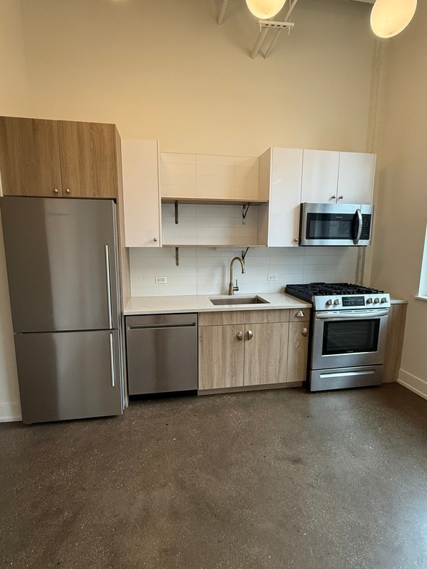 Building Photo - 28 E Adams St