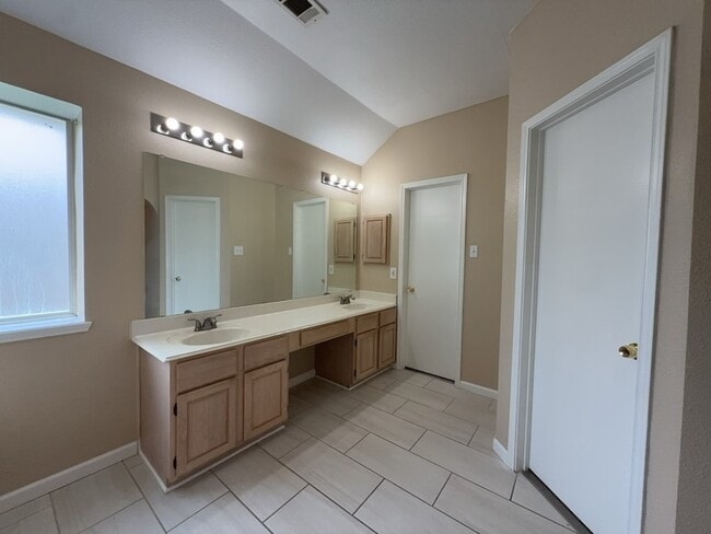 Building Photo - 317 Oak Meadow Ln