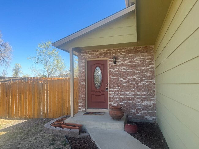 Building Photo - Close to Ft. Carson! 3 bed, 2 bath, 2 car ...