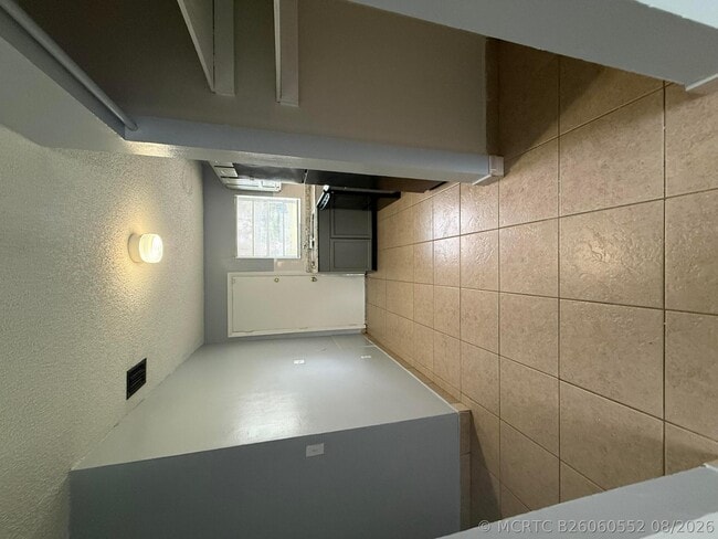 Building Photo - 5006 Sanibel Ave