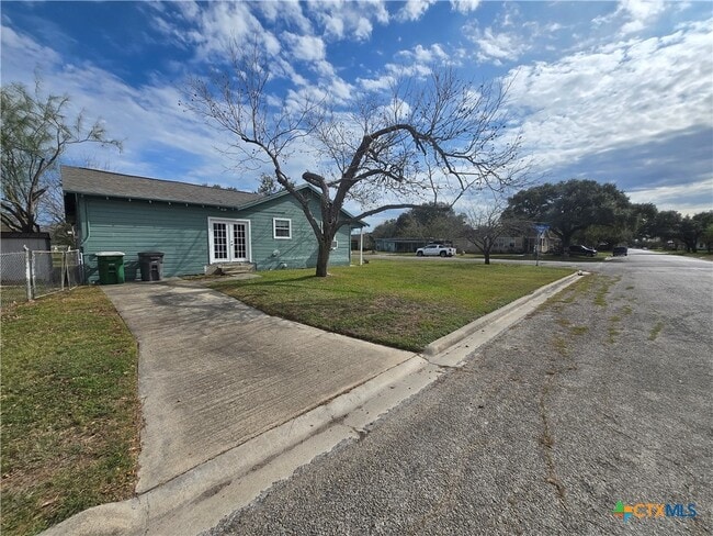 Building Photo - 702 Anaqua Ave