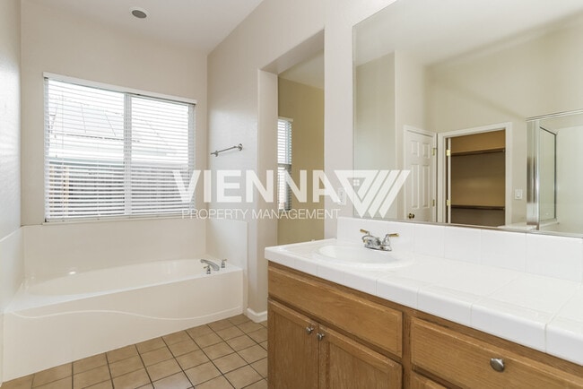 Building Photo - 4202 Mockingbird Ct