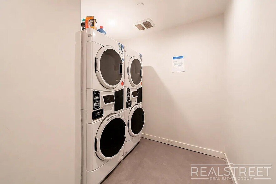 Building Photo - Winthrop St