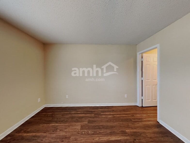 Building Photo - 888 Hollowood Ln