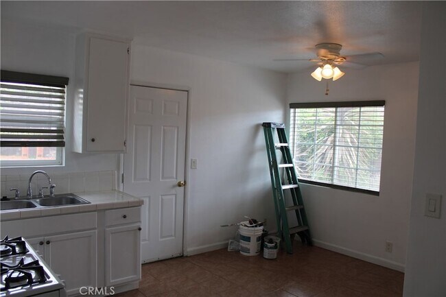 Building Photo - 1810 W Houston Ave