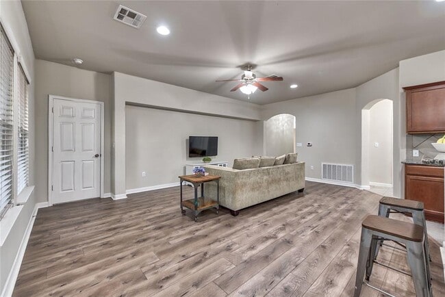 Building Photo - 328 Langely