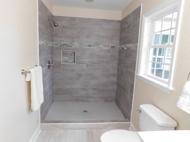 Building Photo - Completely Renovated 3 bed, 2bath home