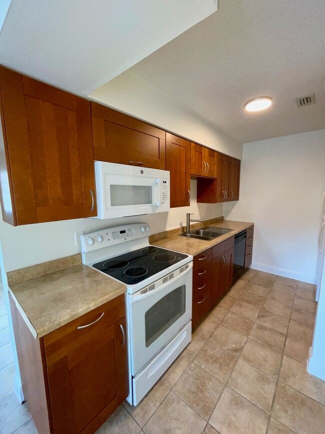 Building Photo - Southern Oaks 2 / 2 with Office & Sun Room