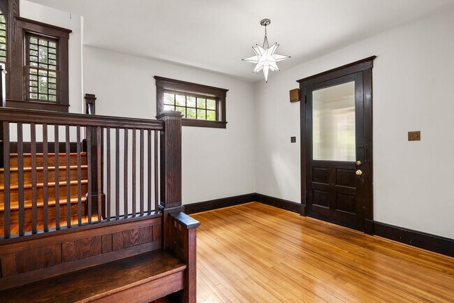 Building Photo - 4 Bed 3.5 bath - Kensington Victorian - Mo...