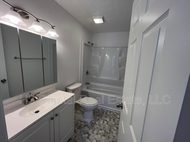 Building Photo - 892 Haller St