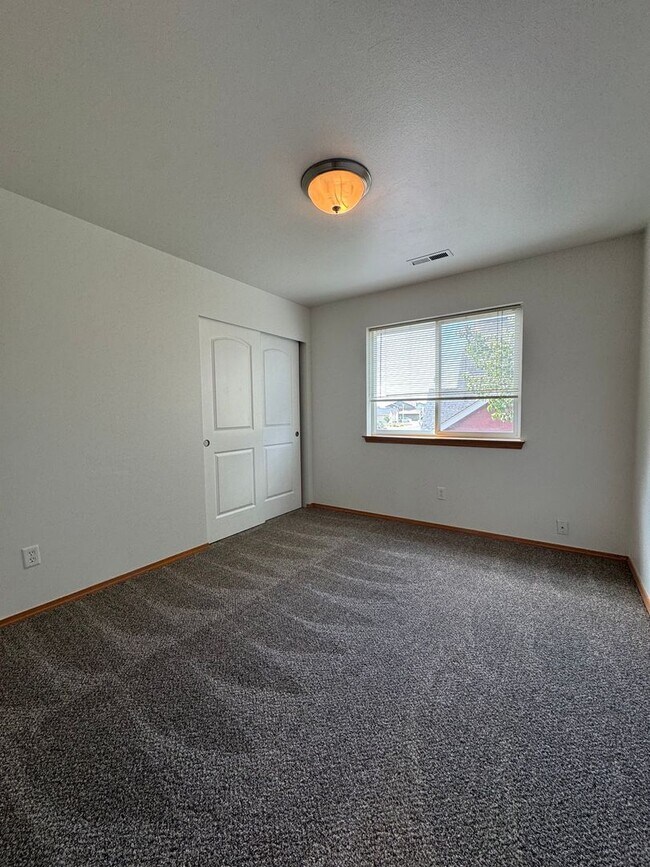 Building Photo - Large 4 Bed Rental in Established Neighborhood