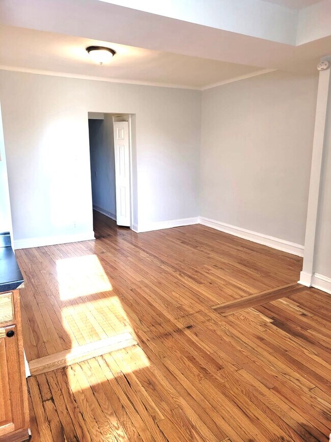 Building Photo - 1101 N Avers Ave