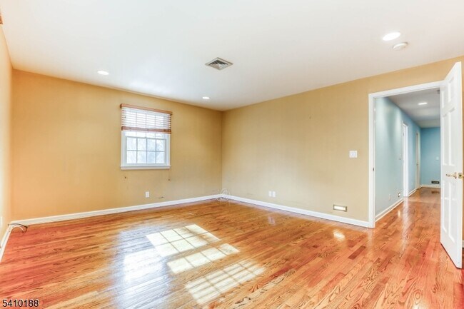 Building Photo - 11 Wordsworth Rd