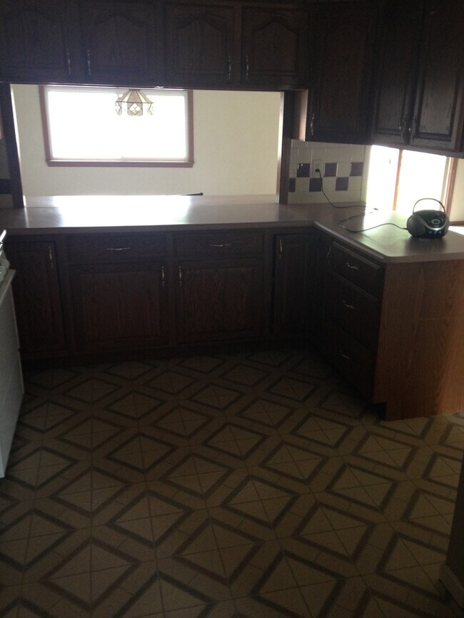 Building Photo - Large 4 Bed, 2 Bath Home