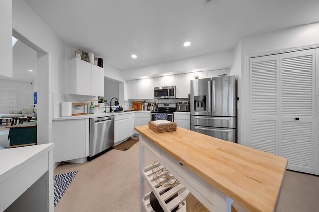 Building Photo - 4117 W Palm Aire Dr