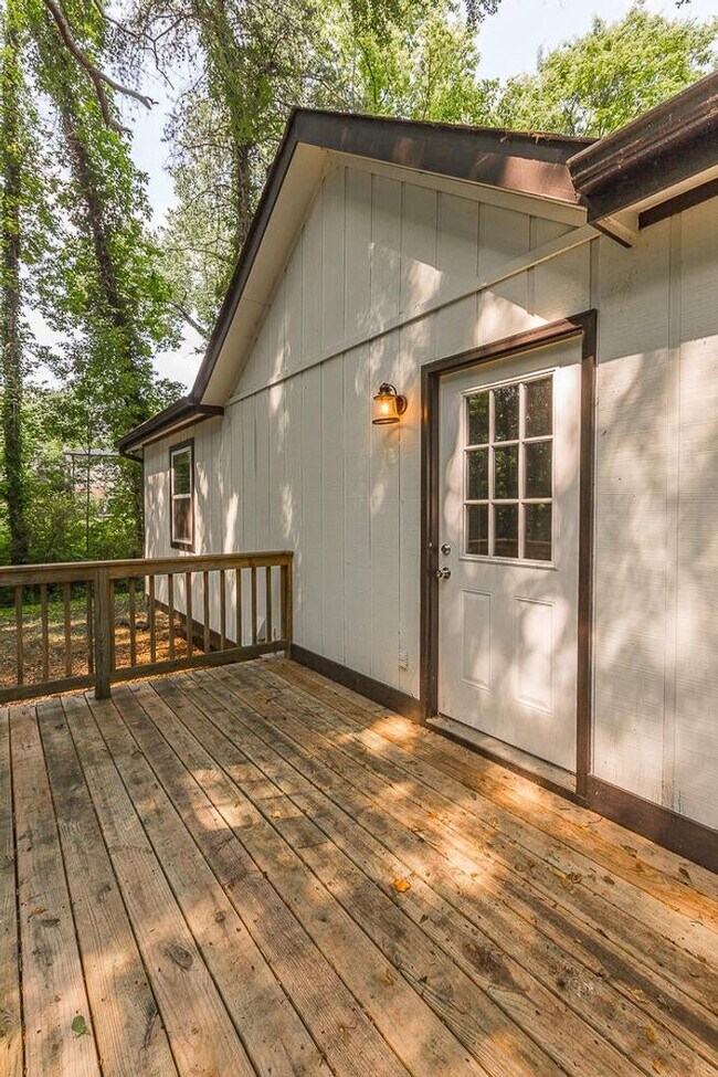 Building Photo - 3 bedroom updated home in a quiet, peaceful setting!