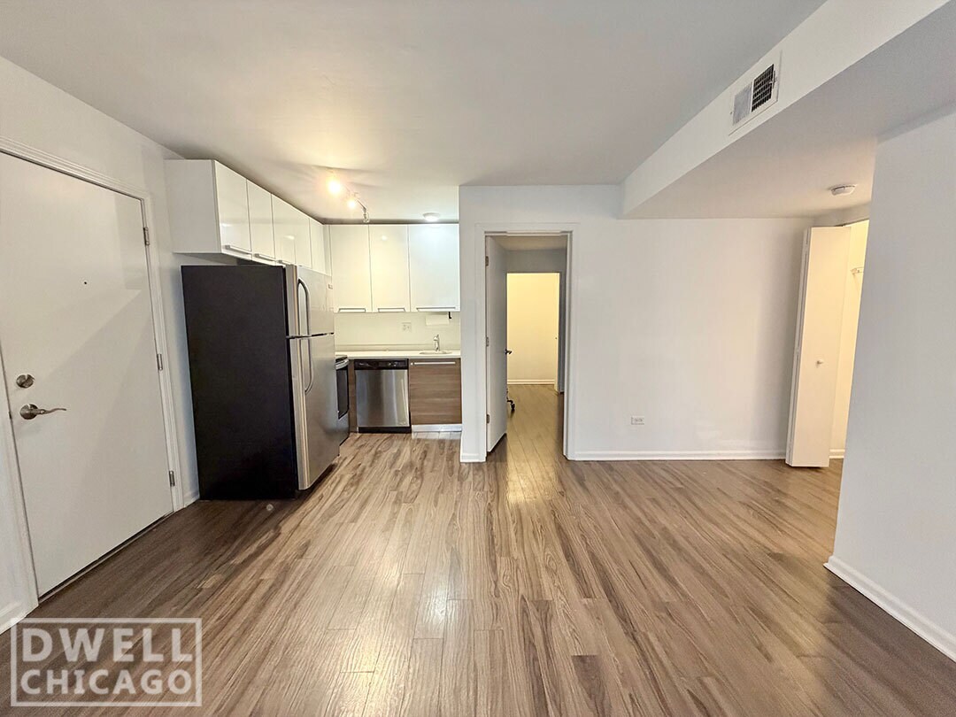 Building Photo - 955 W Carmen Ave