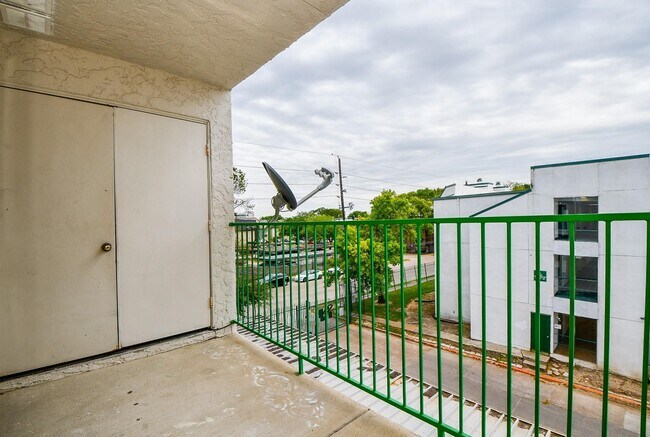 Building Photo - 2824 S Bartell Dr