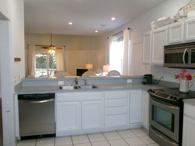Building Photo - Walk to the Ocean from this 3 bedroom, 2.5...