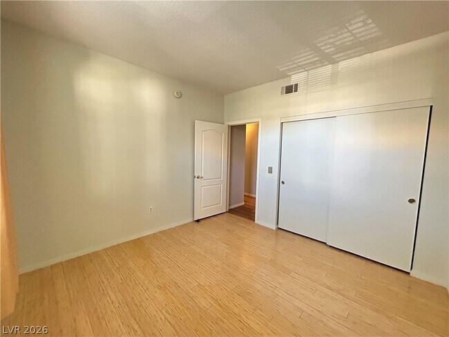 Building Photo - 1830 N Buffalo Dr