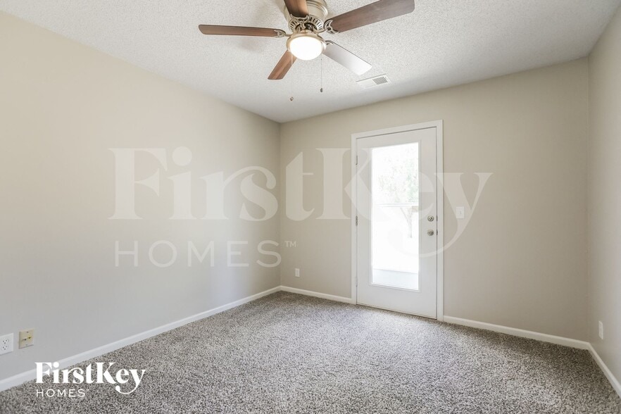 Building Photo - 724 Bristol Dr