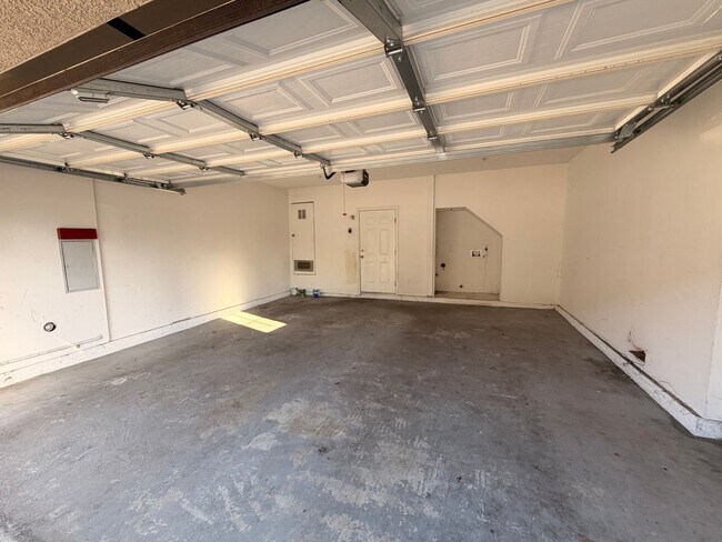 Building Photo - Spacious 3 bedroom w/ attached 2 Car Garage For Rent!