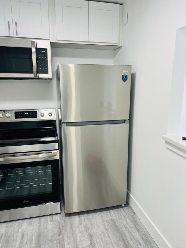 Building Photo - 384 Fanshaw J