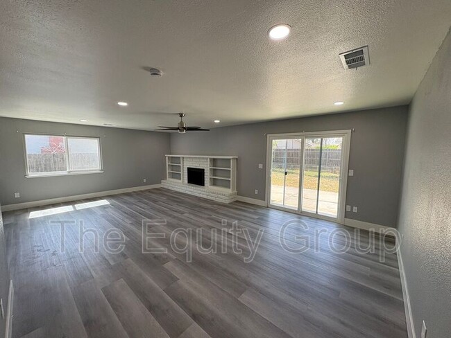 Building Photo - 609 S Acacia Dr