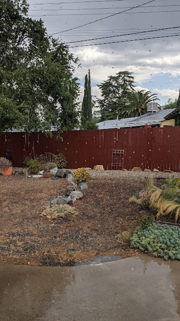 Building Photo - Spacious three bedroom one and half bath house in Sunland!