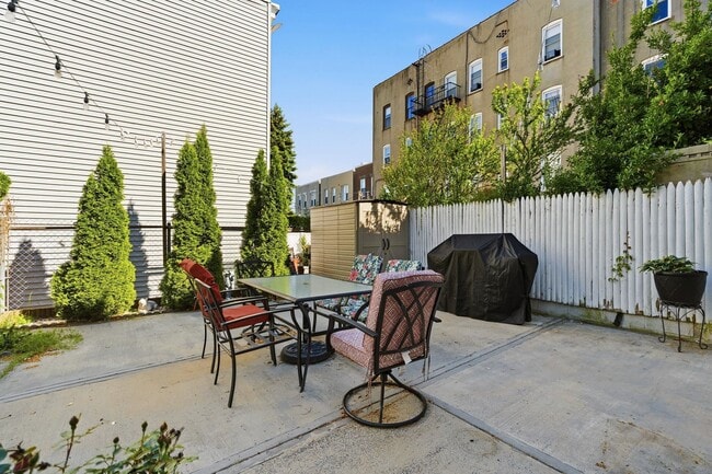 Building Photo - 502 Gregory Ave