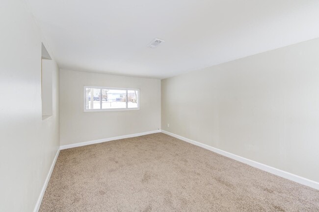 Building Photo - 110 De Smet Dr